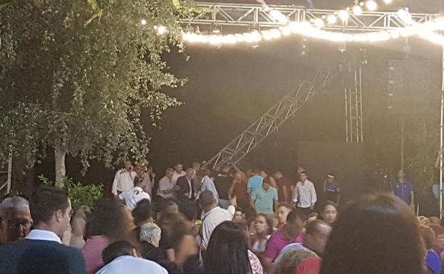 Cae parte de la estructura de un escenario durante las fiestas de Albudeite