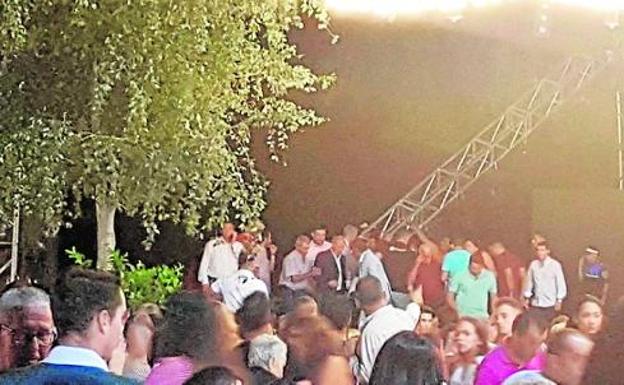 Susto durante el pregón al desplomarse parte de la estructura de un escenario en Albudeite