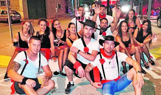 Los disfraces emocionan al público en el desfile