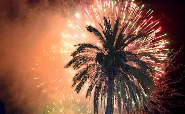 Más de doce mil cohetes iluminan el valle de Ricote