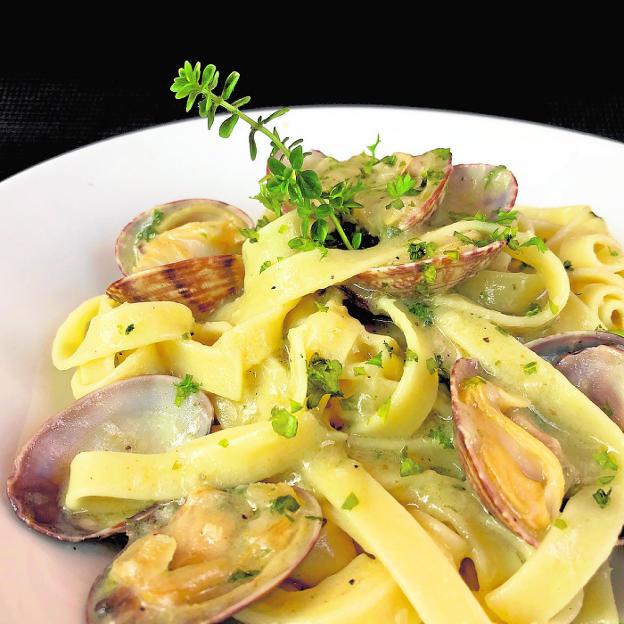 Tallarines en salsa verde