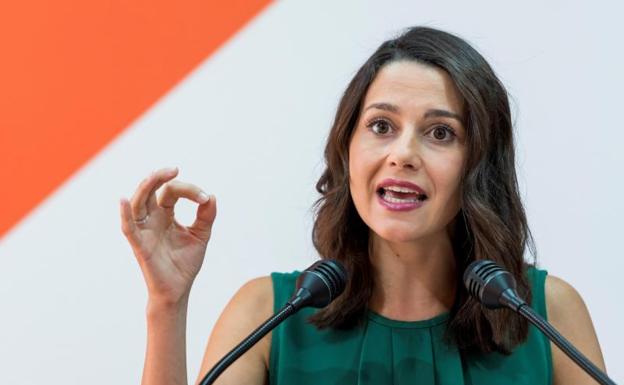 Arrimadas pide a Sánchez y Casado que «no se equivoquen de adversario» en la guerra de lazos