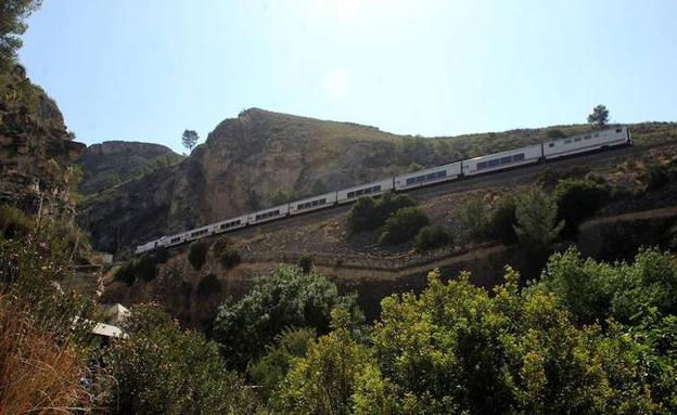 El viaje de tres horas a Madrid empezará con un solo tren híbrido diario por Camarillas