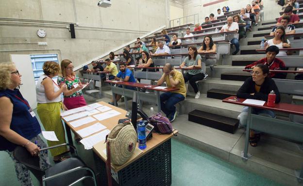 La UMU y La Arrixaca acogen a más de 15.000 aspirantes a una plaza de celador