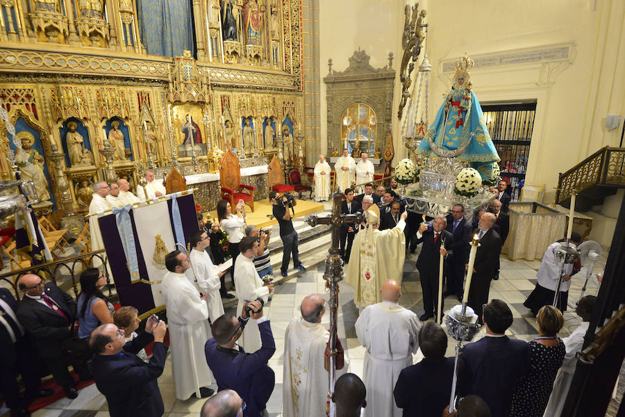 La Fuensanta luce un manto bordado por cientos de murcianos en el día de su onomástica