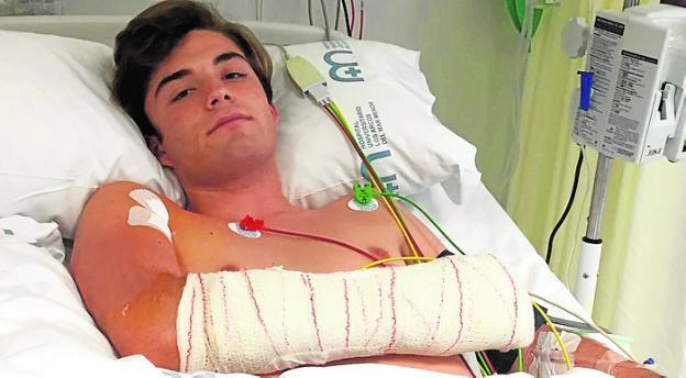 Intervienen al murciano Víctor Acebo por un corte con la espada en la muñeca derecha