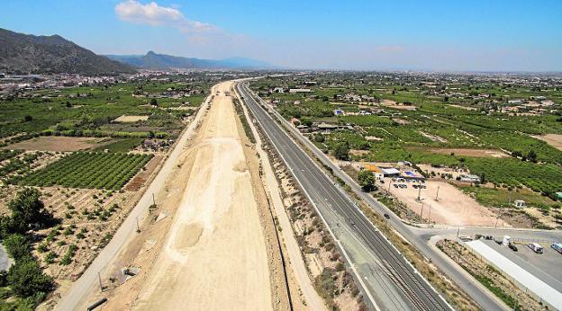 Convocan a grupos políticos y colectivos vecinales para tratar de anular las autovías del 'bancal' y del Reguerón