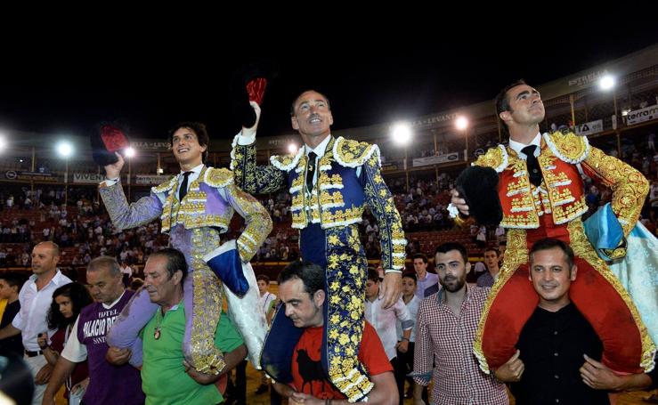 Todos a hombros en la Corrida de la Prensa