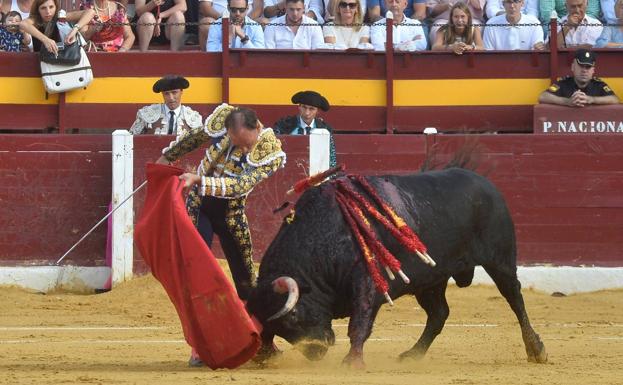 Todos a hombros en una plaza llena