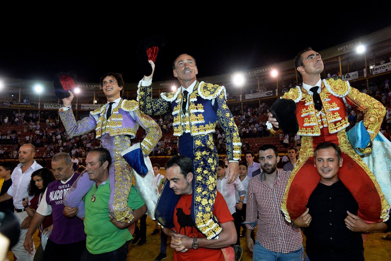 Todos a hombros en la Corrida de la Prensa