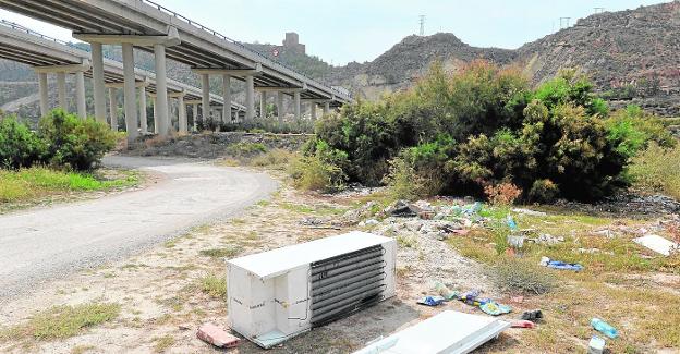 Basura en el itinerario de la antigua calzada romana