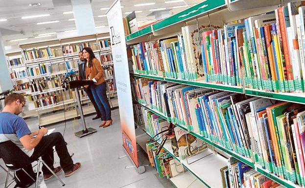 Tres encuentros literarios, un taller y una muestra 'adelantan' la Feria del Libro