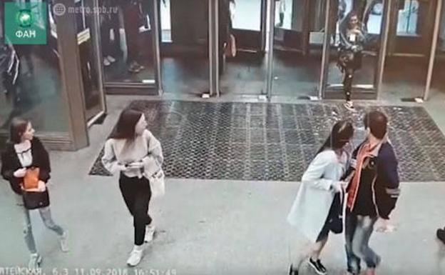 La puerta de cristal, la chica y su móvil