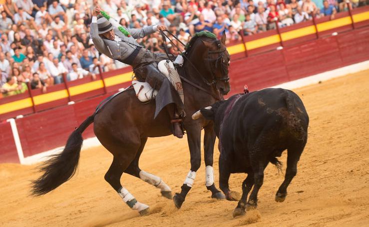 Los rejones desatan la locura en la última corrida de la Feria Taurina de Murcia