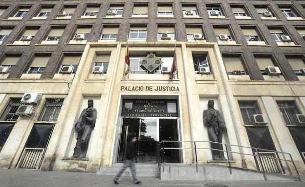 Piden quince años de cárcel al acusado de matar a su vecino a puñaladas por su odio a los árabes