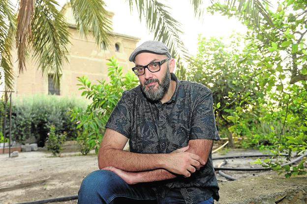 Miguel Ángel Hernández Navarro: «Lo que soy tiene que ver con estar subido a un árbol sin hacer nada»