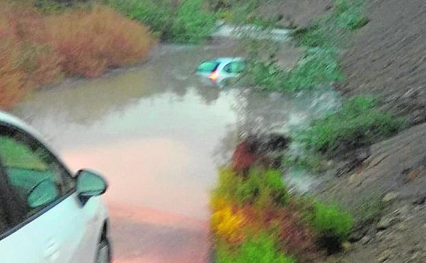 La tormenta corta una carretera en Lorquí y atrapa a una conductora e inunda locales en Villanueva