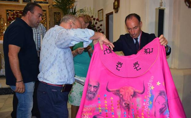 Bendicen el capote que lucirá Pepín Liria en la corrida de Abarán