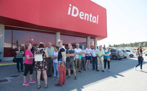 35 dentistas realizan informes clínicos gratuitos a los afectados de iDental en la Región