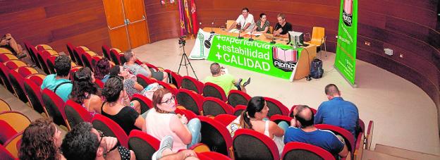 Los interinos reclaman el pago de los veranos atrasados