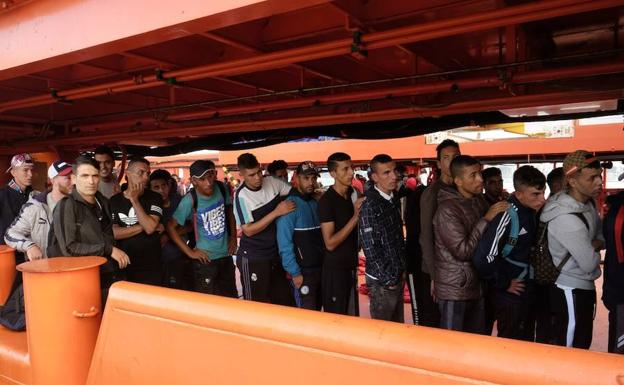 Rescatados 152 inmigrantes en una oleada de pateras frente a las costas de Cartagena