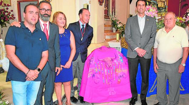 Bendicen el capote que lucirá Liria en la corrida del día 27 en Abarán