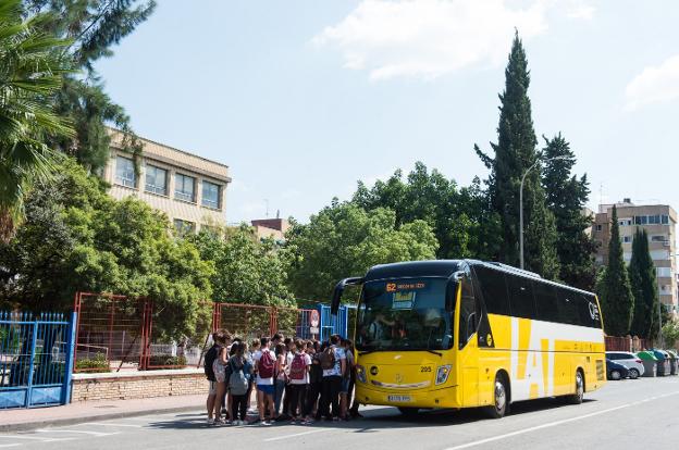 «Si estudias Bachillerato, no puedes subir al autobús»