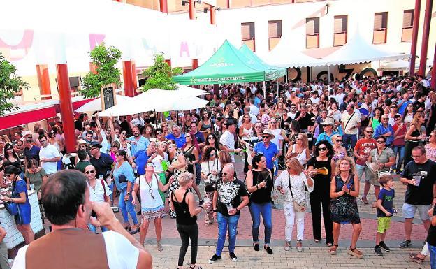 Los hosteleros reclaman más zonas de sombra en la calle durante la feria