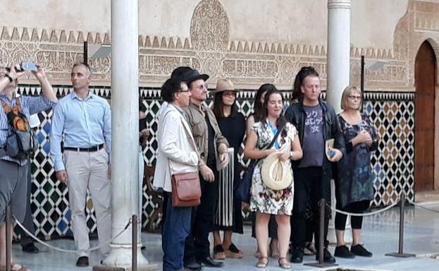 Bono, el líder de U2, visita la Alhambra