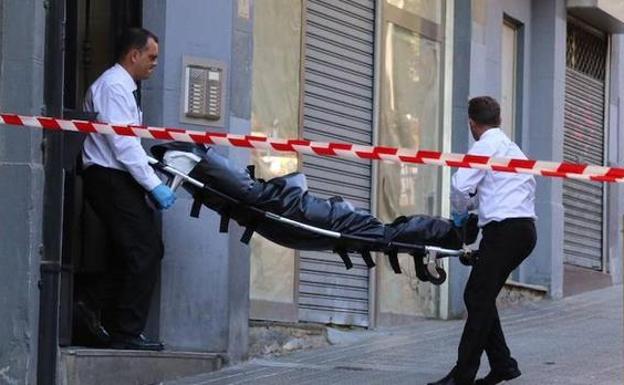 Muere una joven de 25 años tras ser degollada en un piso de Bilbao