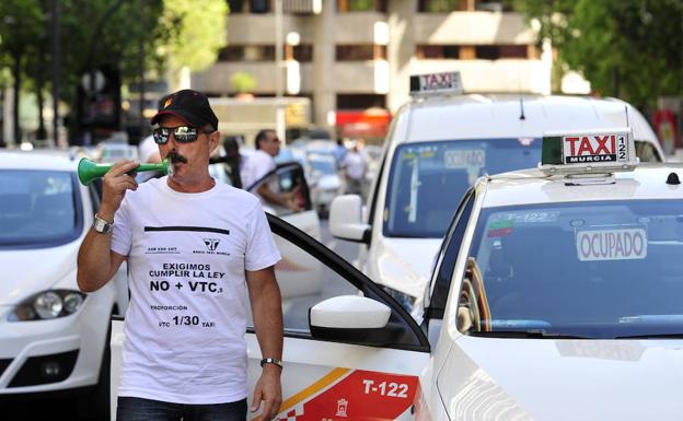 Los taxistas de Murcia se manifestarán por la falta de información sobre los transportes a Corvera
