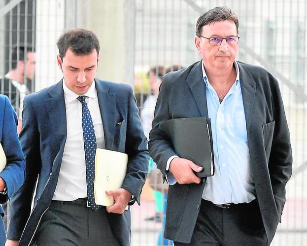 La exsecretaria del EPA afirma que el gerente elaboraba los informes sobre la desaladora