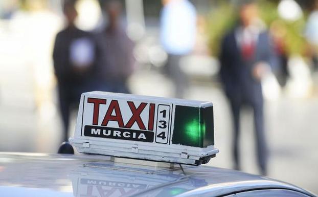 Cieza y San Javier quieren que sus taxistas presten servicio en el aeropuerto de Corvera