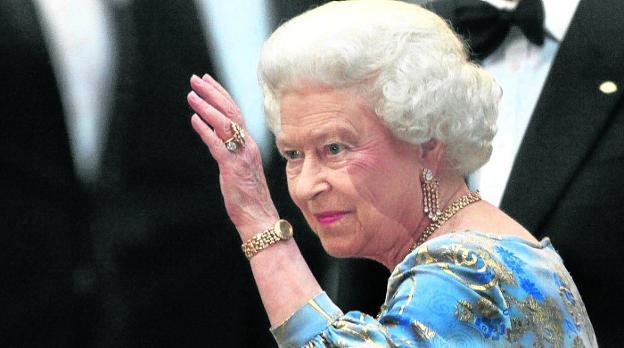 La reina Isabel II tiene una mano de pega