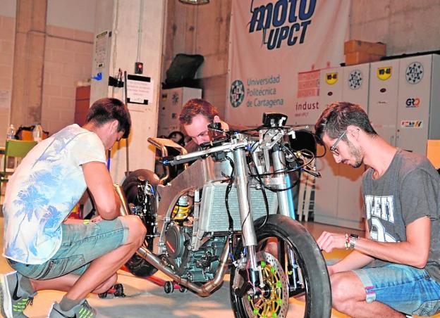 Alumnos de la UPCT ultiman la moto con la que competirán contra otros 17 países