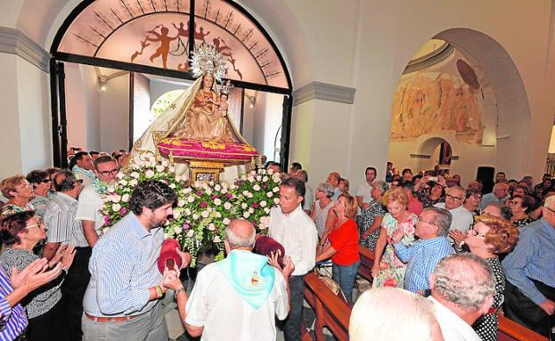 El obispo preside el regreso más triste de la Patrona por la marcha de los franciscanos