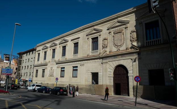 Los trabajadores del Almudí salen a la calle tras sentir «temblores en el edificio»