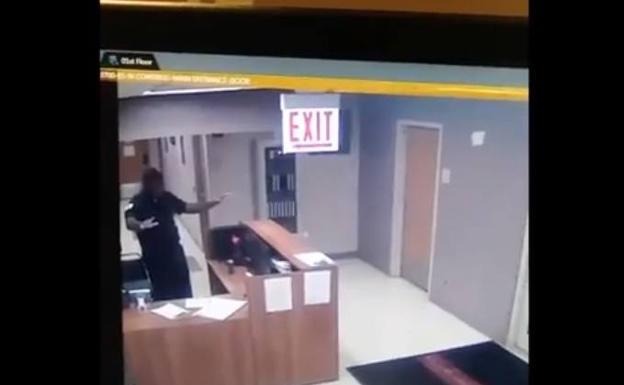 ¿Es un fantasma lo que grabó este vigilante de seguridad en su turno de noche?