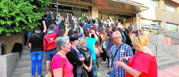 La presión de los alumnos de bachiller les permite abrirse hueco en el bus escolar