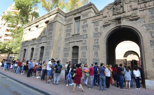 Colas para 'pasar sin llamar' a los principales edificios de Murcia