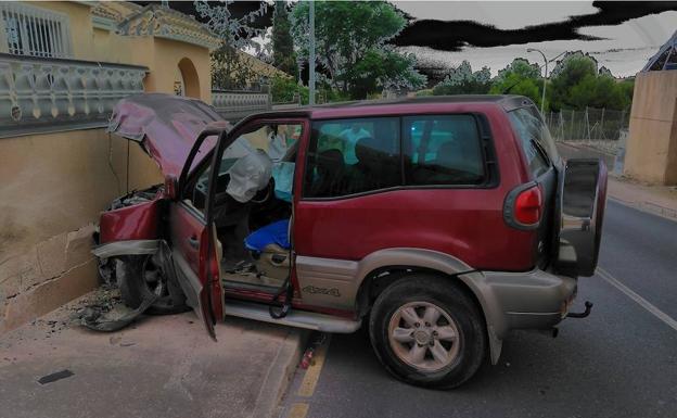 Un todoterreno se empotra contra una casa en Canteras