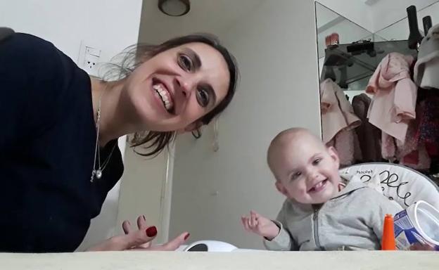El bebé de 15 meses que imita a su madre y hace reír a todo Facebook
