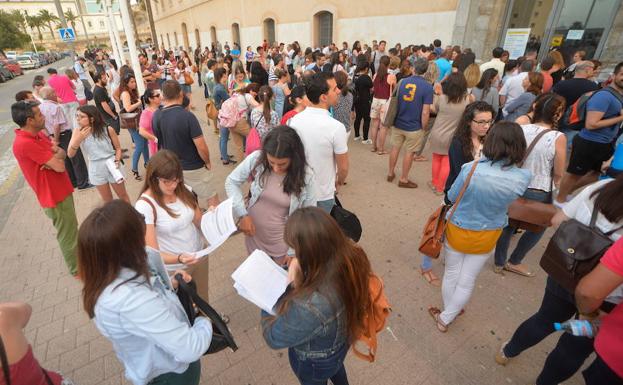 Educación estudiará un incremento de su oferta inicial de mil plazas de maestro