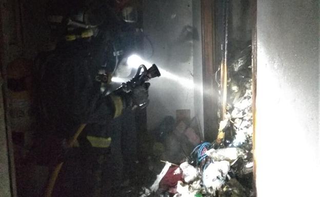 Dos afectados por inhalación de humo al arder una casa abandonada ocupada por indigentes en Lorca