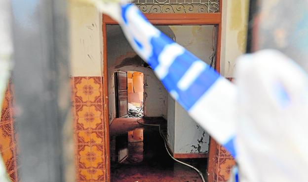 Precintan el inmueble que ardió en Lorca, tras derrumbarse parte del forjado