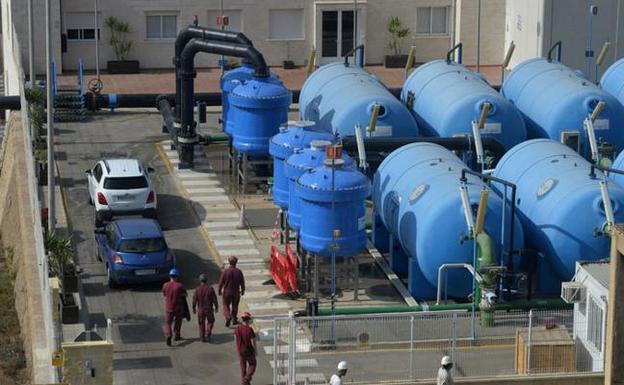 Las defensas del asunto de la desaladora buscan hundirlo por un plazo incumplido