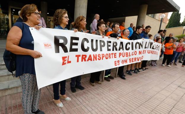 Los vecinos de varias pedanías murcianas recaban 1.300 firmas para recuperar la línea 61 de autobús