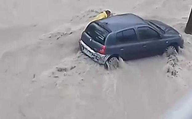 Cómo escapar del coche en caso de inundación o riada