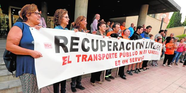 Más de 1.500 vecinos firman para exigir la recuperación de la línea de autobús con Aljucer