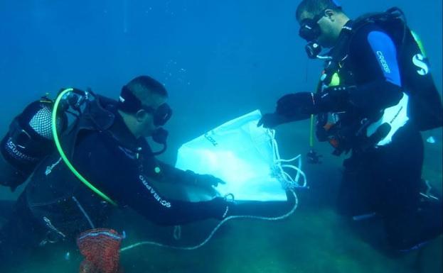 Buceadores de la Red de Vigilantes Marinos retiran 1.500 kilos de basura en Mazarrón